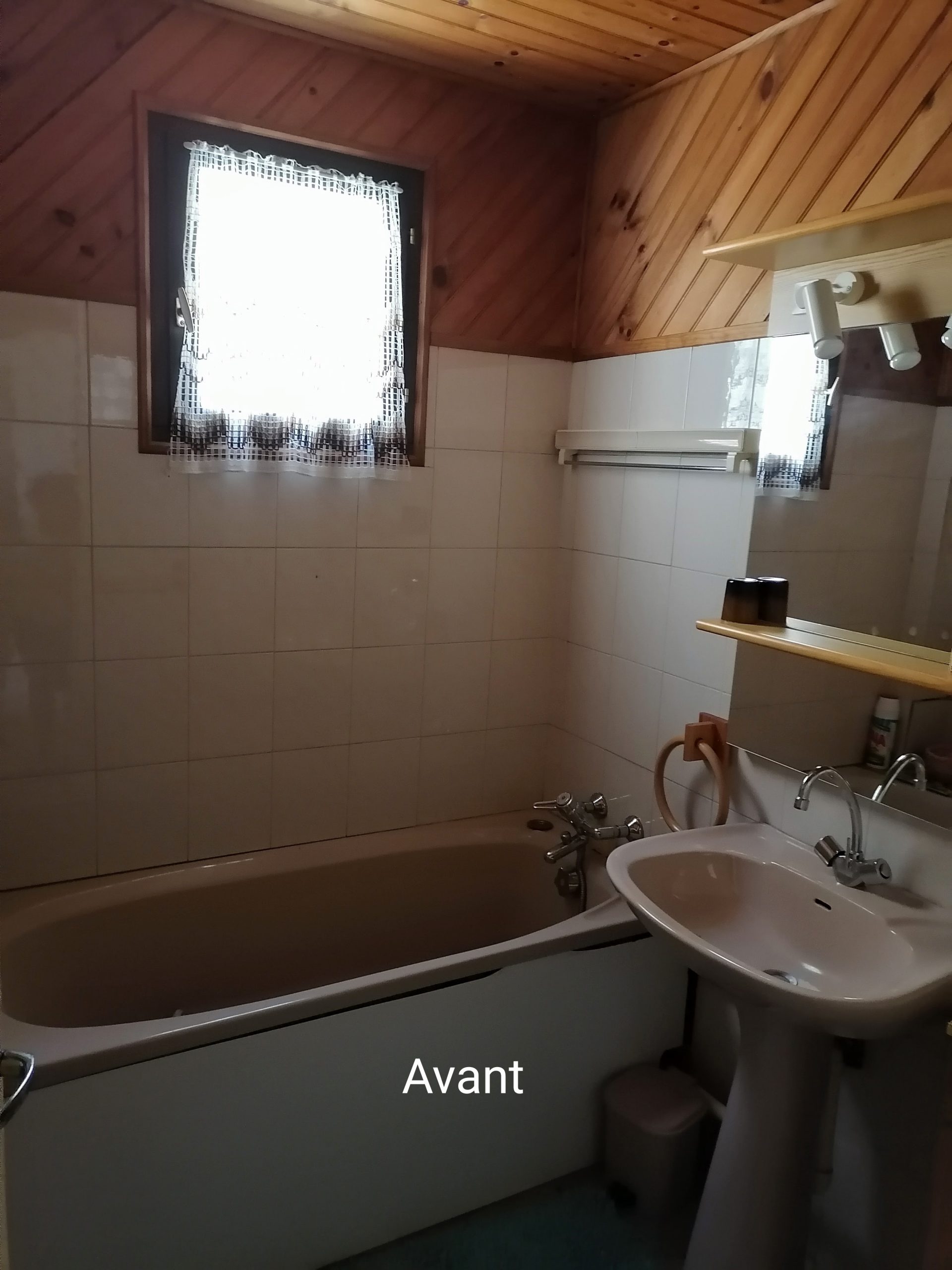 Salle de bains avant rénovation — lambris foncé et lavabo sur pied, Atelier Roudoune