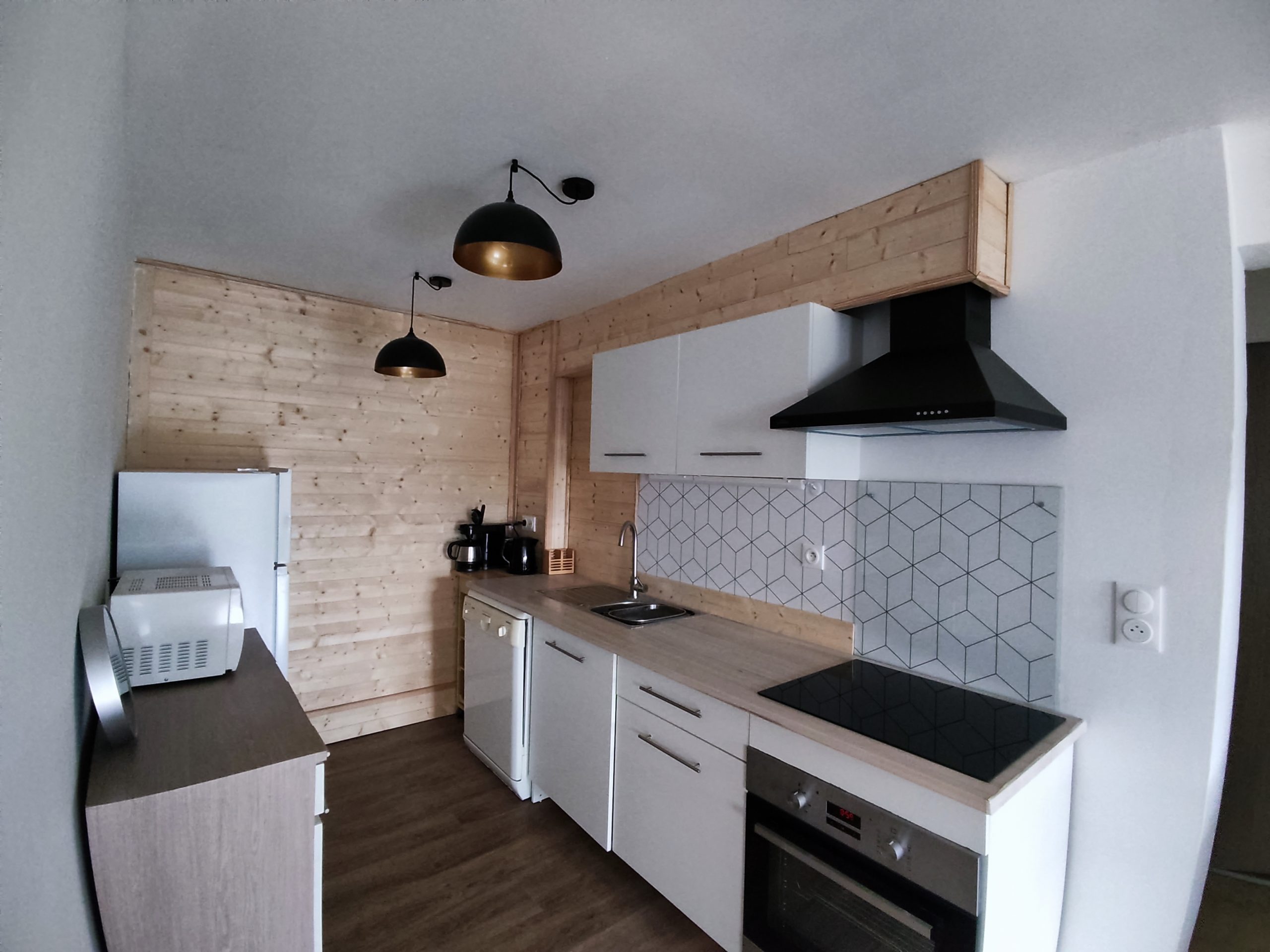 Cuisine rénovée de l'ombre à la lumière — Atelier Roudoune, Pyrénées-Orientales